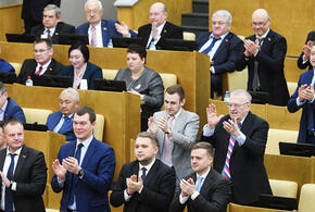 Депутаты Госдумы требуют поднять зарплату своим помощникам
