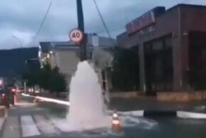 В центре Геленджика на дороге забил фонтан ВИДЕО