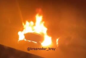В Краснодаре поздней ночью загорелись две машины