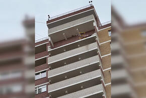 В Краснодаре ветер выбил кирпичный балкон ВИДЕО