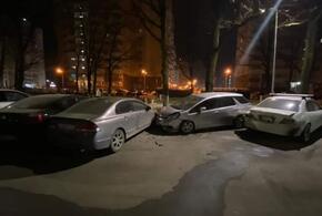 В Краснодаре водитель протаранил на парковке 4 машины, а потом еще одну