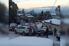 В Сочи автомобили устроили «танцы на льду» ВИДЕО