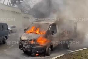 В Сочи на трассе загорелся грузовик с хлебом ВИДЕО