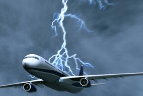 Молния ударила в самолет, заходивший на посадку в Сочи