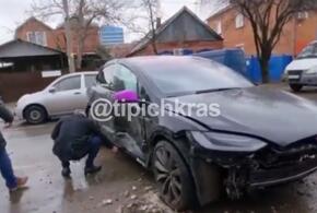 В центре Краснодара разбилась Tesla