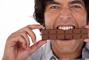 В Краснодаре мужчина похитил в магазине несколько кило шоколада и съел