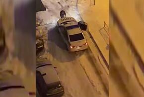 В Краснодаре женщина кинулась под машину полиции