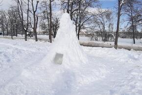В краснодарском парке «Кубань» построили дом эскимосов из снега ВИДЕО