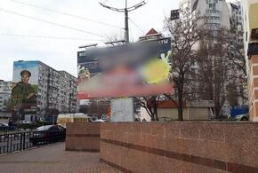 В Новороссийске военный обелиск закрыли рекламой мяса