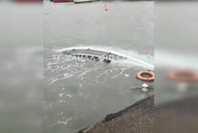 В Сочи из-за шторма ушла под воду частная яхта ВИДЕО