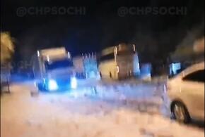 В Сочи из-за снегопада встали около сорока машин