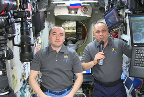 Космонавты поздравили россиян с Днем защитника Отечества с борта МКС ВИДЕО