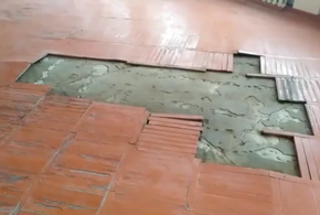 Ученики школы №3 в Славянске-на-Кубани пожаловались на разрушенные потолок и пол ВИДЕО