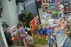 В Краснодаре вооруженный грабитель обчистил кассу ночного магазина ВИДЕО