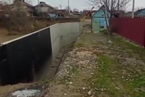 В Крымске разрушается береговая полоса рядом с жилыми домами ВИДЕО