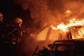 В одном из жилых районов Кропоткина дотла сгорел автомобиль ВИДЕО