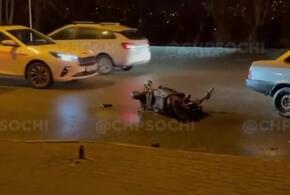 В Сочи доставщик на скутере сбил пешехода ВИДЕО