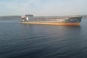 Российское судно с моряками на борту получило пробоину в Черном море