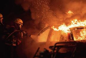 Во дворе жилой многоэтажки в Сочи ночью сгорел Mercedes ВИДЕО