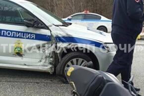 В Сочи мотоциклист попал в аварию с машиной ДПС ВИДЕО