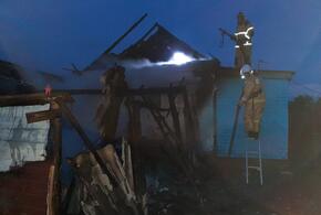 Под Кропоткиным пожар с пристройки перекинулся на крышу дома ВИДЕО