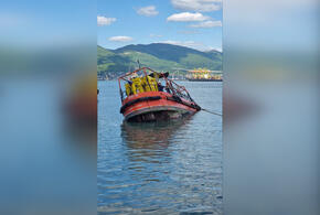 В бухте Новороссийска ушло под воду небольшое судно ВИДЕО