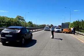 В Краснодаре водитель легковушки сбил дорожников и врезался в «ГАЗель»