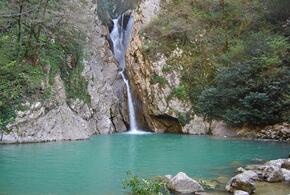 В Сочи туристам запретили купаться в Агурских водопадах
