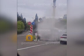 В Сочи у пассажирского автобуса во время движения вспыхнул мотор ВИДЕО