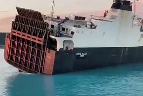 Грузовое судно, севшее на мель под Туапсе, начало тонуть