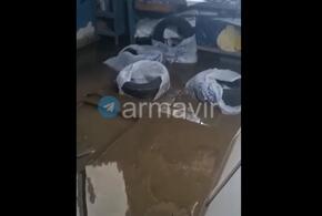 В Армавире из-за прорыва трубы затопило гаражи ВИДЕО