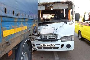 В Краснодаре пассажирский автобус влетел в грузовик