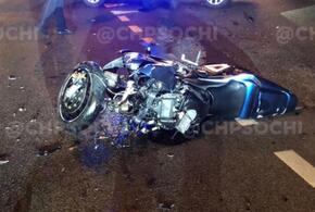 В Сочи мотоциклист на полном ходу врезался в Toyota и погиб ВИДЕО