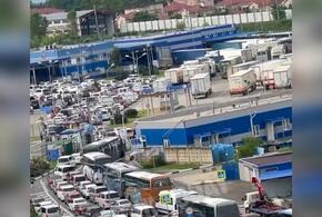 На границе Сочи и Абхазии выстроилась гигантская автомобильная пробка ВИДЕО