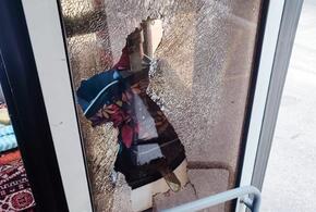 Недовольный житель Краснодара разбил в троллейбусе стекло