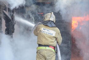 В Краснодаре пожарные тушат частный дом
