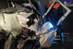 В Новороссийске в ДТП с участием КамАЗа и микроавтобуса погибли два человека 