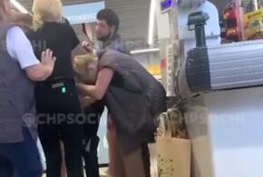 В Сочи туристка оттаскала за волосы продавца гипермаркета ВИДЕО