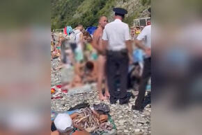 В Туапсе мужчина купался и загорал голышом на городском пляже ВИДЕО