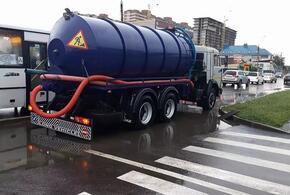 На улицы Краснодара снова вышли водооткачивающие машины, поскольку ливневка не справилась