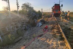 На жд переезде под Анапой локомотив врезался в грузовик ВИДЕО