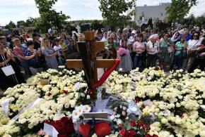 Сотни поклонников 1 августа пришли на могилу Юрия Шатунова
