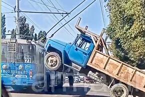 В Армавире грузовик перекрыл дорогу, встав почти вертикально ВИДЕО