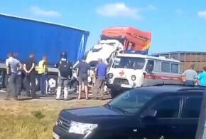 В аварии двух большегрузов и микроавтобуса погибли 16 человек ВИДЕО