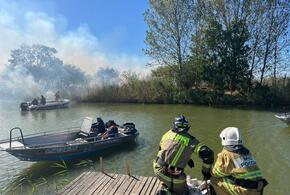На Кубани пожар в плавнях тушат с помощью вертолета
