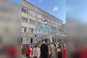 На линейке ко Дню знаний учитель в Анапе вывесил сербский флаг