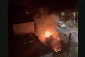 В Анапе из-за фейерверка произошел пожар во дворе жилого дома
