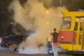 В Краснодаре трамвай столкнулся с иномаркой и врезался в светофор 