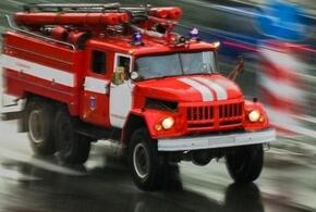 В Славянске-на-Кубани пожар уничтожил два гаража ВИДЕО