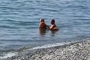 В Сочи пока муж спал на пляже, жена рядом изменяла ему с другом ВИДЕО